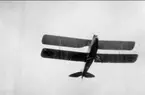 I maj 1935 invigdes Norrköpings flygfält med flyguppvisningar och uppvisningar av luftvärn från A 9. Skolbatteriet var som vanligt uppvisningsbatteri. Moth som visade många prov på vad en skicklig flygare kan roa sig och åskådarna med. Flygare var löjtn Lambert-Mouller. Fotot är en gåva av Tage Södergren.