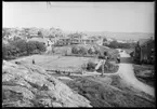 Lysekil, till vänster bakom tennisplanerna fotografen Hugo Hallgrens hus, bakom bergsknallen Turisthotellet, hotellet brann ned 1939.