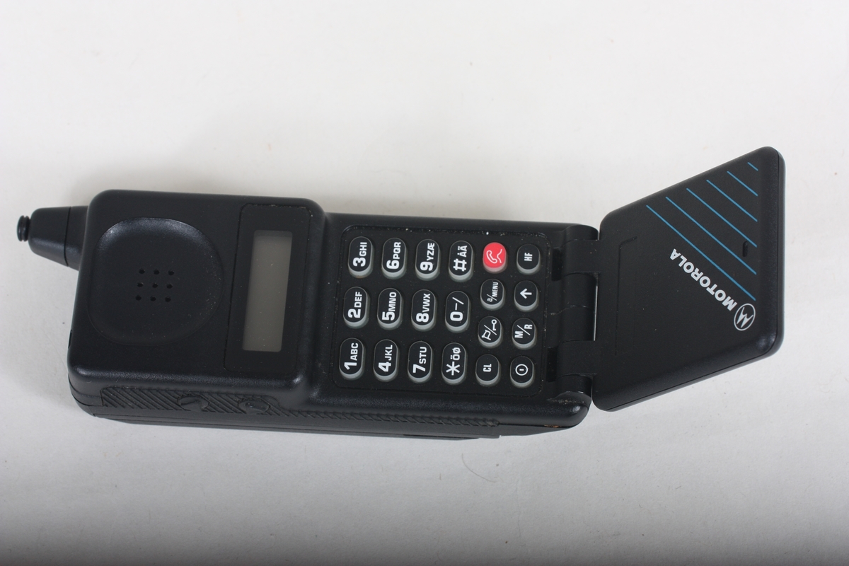 Telefon i skinnetui. Uttrekkbar antenne. Ligg i originalemballasje med ladar og bruksanvisning.