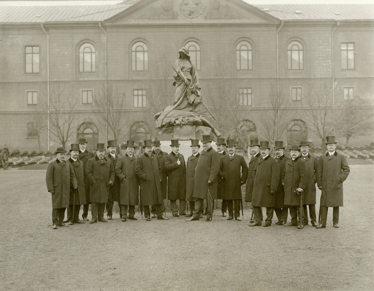 1884-1885 års Karlbergskurs på besök Artillerimuseum (Armémuseum).