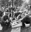 Samövningar med F 1 i Västerås och arméfälttjänstövningar i Gästrikland sept-okt 1936. För den enskilde soldaten har koktrossen och dess verksamhet stor betydelse. Köttet styckas och middagen förberedes. Fotot är en gåva av Tage Södergren.