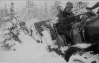 Artilleritraktor m/28 med föreställare och 8 cm lv kanon m/25 har kört i diket vid Malungsfors i Dalarna, 1934. Fotot är en gåva av Tage Södergren.