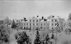 Karlsborg. Mellersta befälsbyggnaden, fästningen. Bilden är tagen 8 dec 1935 från ett logementsfönster på 2. Vån. Väster om kyrkan. Fotot är en gåva av Tage Södergren.