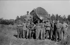 150 cm strålkastare med övad avd ur skolbatteriet 1935. Givarpelaren med sin starka nattkikare står 50 m från strålkastaren. Fotot är en gåva av Tage Södergren.