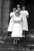 Garnisonssjukhuset Karlsborg, 1950-tal. Valborg Ludvigsson, Karin Rosenberg, Gun Andersson, Astrid Jonsson och Ester Johansson på kökstrappan. Kortet finns ej på museet, utlånat av Mildred Stohlbin.