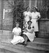 Garnisonssjukhuset Karlsborg, 1950-tal. En midsommarafton, Karin Rosenberg, Edla Thurén, Valborg Ludvigsson och Kornevik på trappan. Kortet finns ej på museet, utlånat av Mildred Stohlbin.