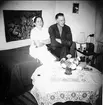 Garnisonssjukhuset Karlsborg, 1950-tal. Edla Thurén och Gustav Johansson i personalrummet. Kortet finns ej på museet, utlånat av Mildred Stohlbin.