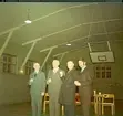 Underofficerare i S2:s gymnastiksal. Troligen 1960-tal. Från vänster: Mauritz Carlsson, Stj Mauritz Ankarstedt, Tage Schultzén, Gerhard Lundgren.