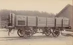 Tågvagn. För transport av betor. Lit. J. Ur album för Wagnfabriks Aktiebolaget i Södertälge 1893-1894.
Mått i millimeter.
Spårvidd: 1435.
Lastförmåga i kg: 10000.
Bufferhöjd: 1040.
Axelavstånd: 3355.
Vagnkorgens längd utvändigt: 6100.
Vagnkorgens bredd utvändigt: 2440.
Fasta sidornas höjd över golvet: 800.
Sidoluckornas längd: 2094.