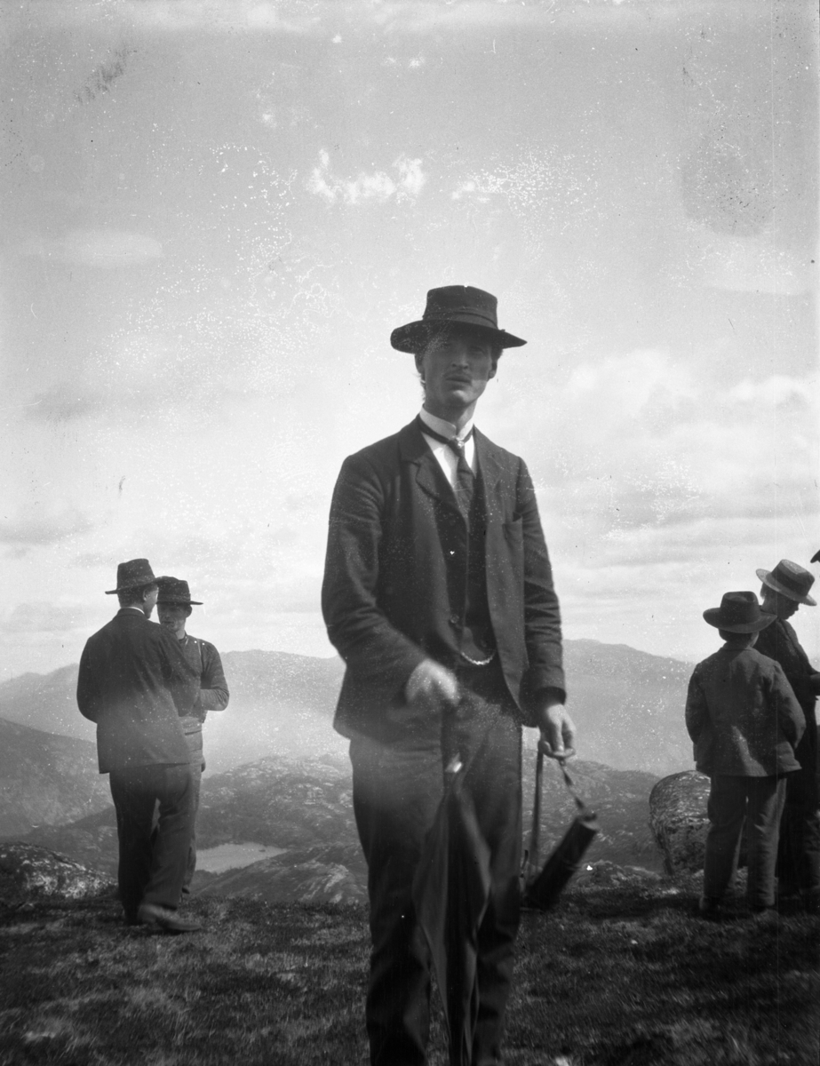 Rikard Berges fotoarkiv. Folk i bunader og klesdrakter fotografert på fjellet, 1905. Bildene er tatt av Johanna Bugge Berge. Bilde nr. 12 ant. Spellemannen Hans Smeland fra Seljord. Bilde nr. 21 ant. 17 mai, Seljord kirke.