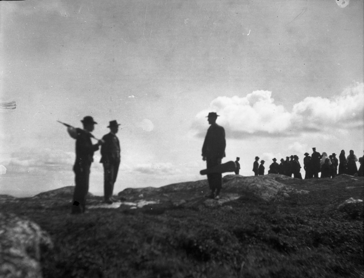 Rikard Berges fotoarkiv. Folk i bunader og klesdrakter fotografert på fjellet, 1905. Bildene er tatt av Johanna Bugge Berge. Bilde nr. 12 ant. Spellemannen Hans Smeland fra Seljord. Bilde nr. 21 ant. 17 mai, Seljord kirke.