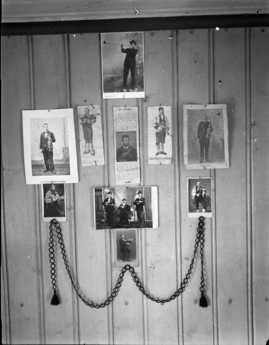 Rikard Berges fotoarkiv. Folk i bunader og klesdrakter fotografert på fjellet, 1905. Bildene er tatt av Johanna Bugge Berge. Bilde nr. 12 ant. Spellemannen Hans Smeland fra Seljord. Bilde nr. 21 ant. 17 mai, Seljord kirke.