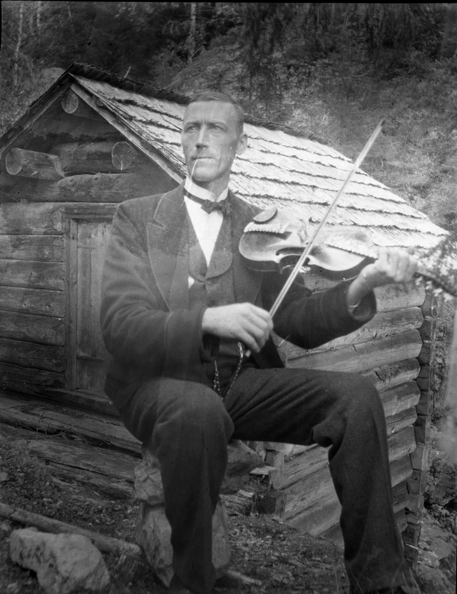 Rikard Berges fotoarkiv. Folk i bunader og klesdrakter fotografert på fjellet, 1905. Bildene er tatt av Johanna Bugge Berge. Bilde nr. 12 ant. Spellemannen Hans Smeland fra Seljord. Bilde nr. 21 ant. 17 mai, Seljord kirke.