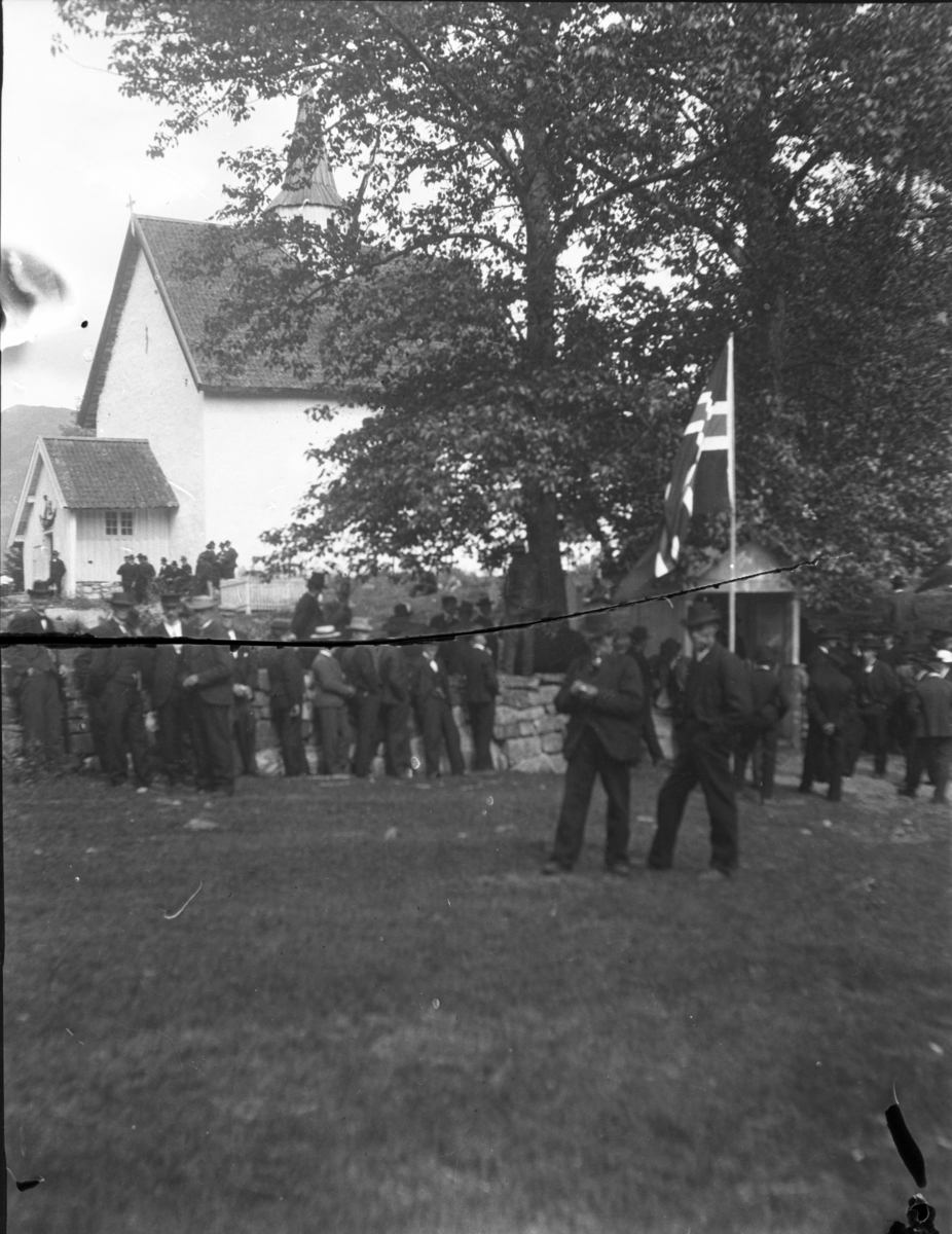 Rikard Berges fotoarkiv. Folk i bunader og klesdrakter fotografert på fjellet, 1905. Bildene er tatt av Johanna Bugge Berge. Bilde nr. 12 ant. Spellemannen Hans Smeland fra Seljord. Bilde nr. 21 ant. 17 mai, Seljord kirke.