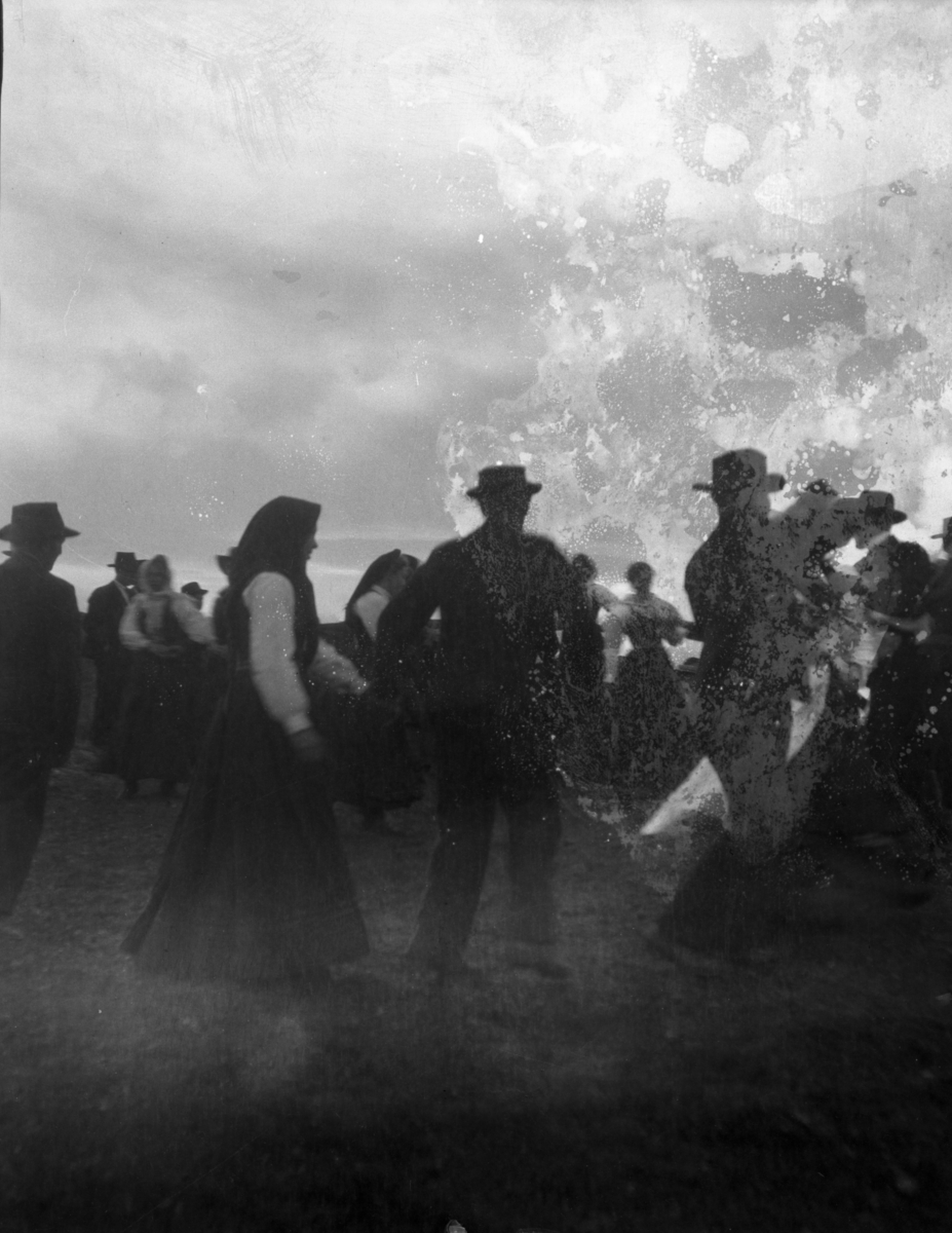 Rikard Berges fotoarkiv. Folk i bunader og klesdrakter fotografert på fjellet, 1905. Bildene er tatt av Johanna Bugge Berge. Bilde nr. 12 ant. Spellemannen Hans Smeland fra Seljord. Bilde nr. 21 ant. 17 mai, Seljord kirke.