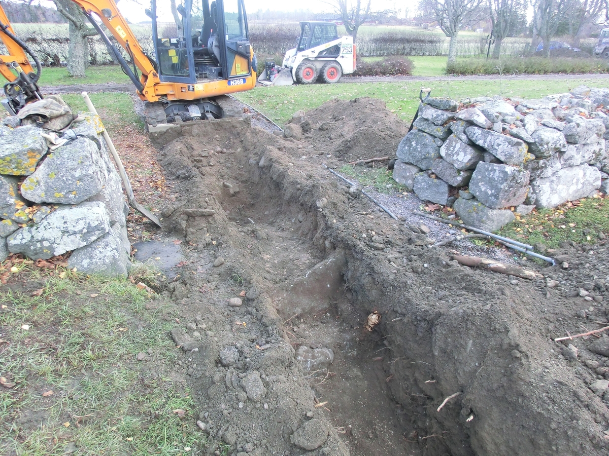 Arkeologisk schaktningsövervakning, ledningsschaktet genom bogårdsmurens östra öppning, Balingsta kyrka, Balingsta socken, Uppland 2013