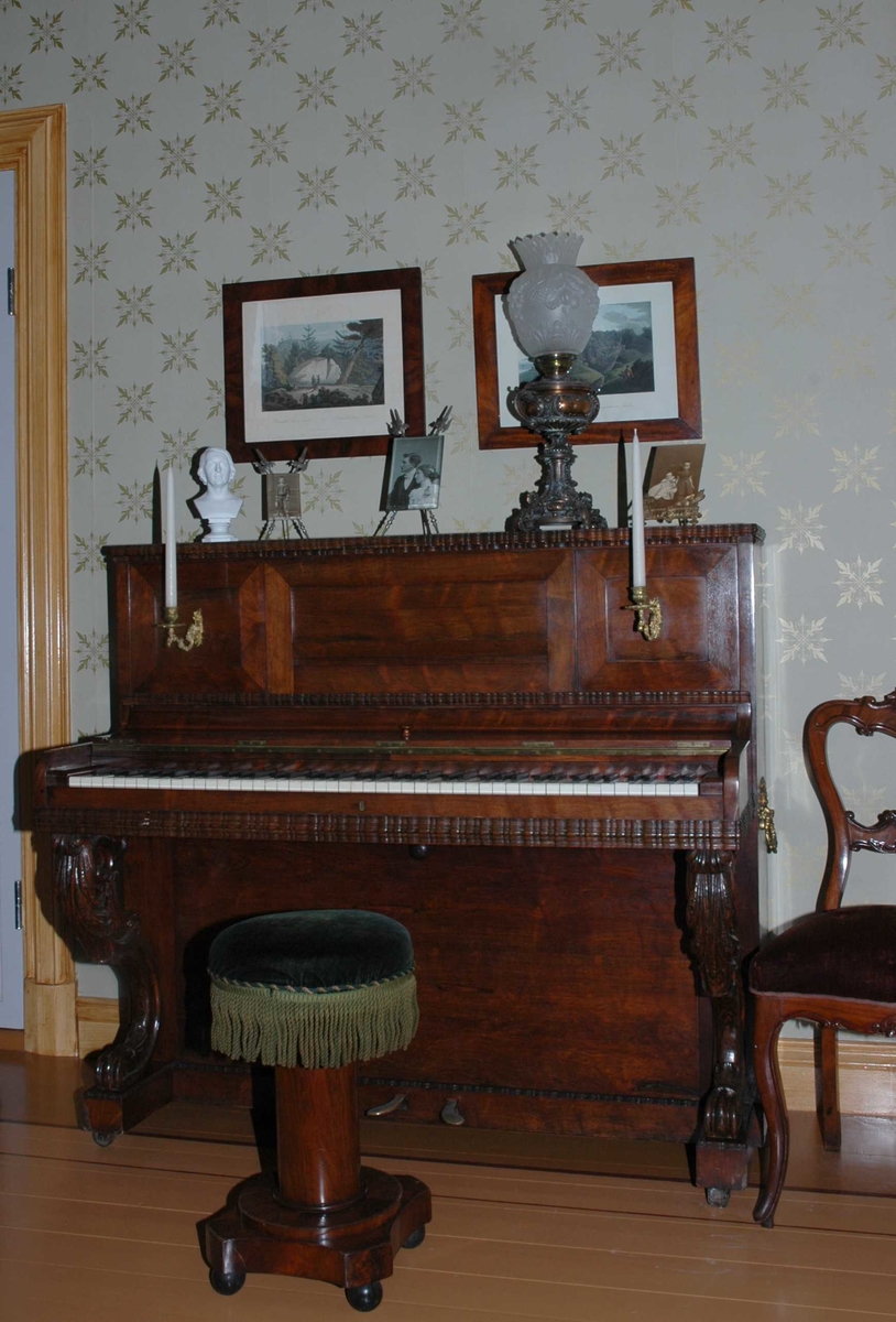 "Et dukkehjem - 1879". Utstilling i  OBOS-gården, Wessels gate 15 på Norsk Folkemuseum. Salongen. Piano