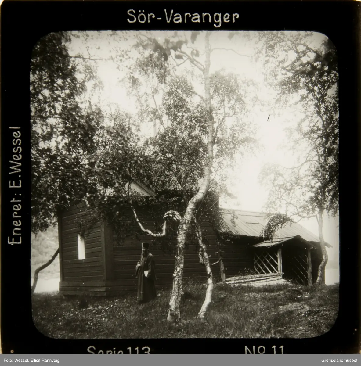 Presten Konstantin Sjtsjekoldin foran den gamle kirken i Boris Gleb, 1901.