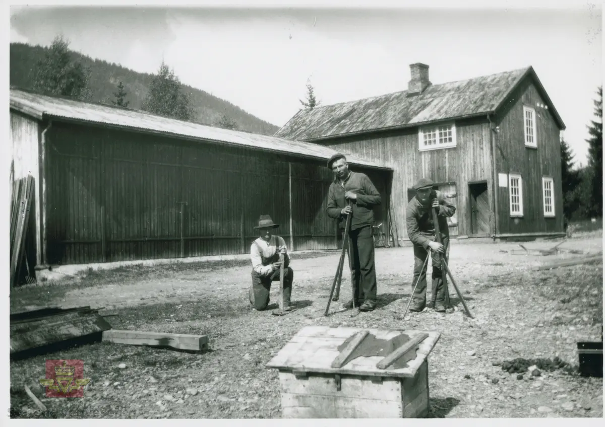 Bilde 1) Oppland Redskapssentral. 1940 modell Saurer BT 4500 Holzgas, en tysk krigsbil med generator, muligens enhetsdiesel. Holzgas står i fronten med kjennetegn E-8685. Ved bilen står Einar Sveum. Han var utdannet smed, men ansatt som oppsynsmann på Redskapssentralen. Bildet er trolig tatt etter krigen da frontlyktene mangler nedblending. Til venstre skimtes uthuset på Brunlaug Hotel, Fåberg. Tilleggsbilder vises ved å bla med pilen.

Bilde 2) Til venstre på bildet står Einar Sveum, oppsynsmann på Redskapssentralen, og Christen Lomsdal som var tidligere avelingsingeniør i Vågåmo. Bilen bak er en Studebaker ca. 35 modell. Redskapssentralen disponerte bilen etter Lomsdal i mange år. Bilen hadde hengsling i bakant på dørene. Fotonr. NVM00F00206.

Bilde 3) Fra venstre: Bilde av Sigurd Kristiansen, Einar Sveum og Torstein Sandviken som arbeidet på Redsapssentralen. Fotonr. NVM00F00208.

Bilde 4) Torstein Sandviken, Sigurd Kristiansen og Leif Paulsen fotografert i 1933. Fotonr. NVM00F00211.

Bilde 5) Porten ved innkjøringen til Fåberg Redskapssentral er smidd av Einar Sveum. Han var utdannet smed, men ansatt som oppsynsmann på Redskapssentralen. Bjarne Sveum står ved porten på bildet. Fotonr. NVM00F00200.