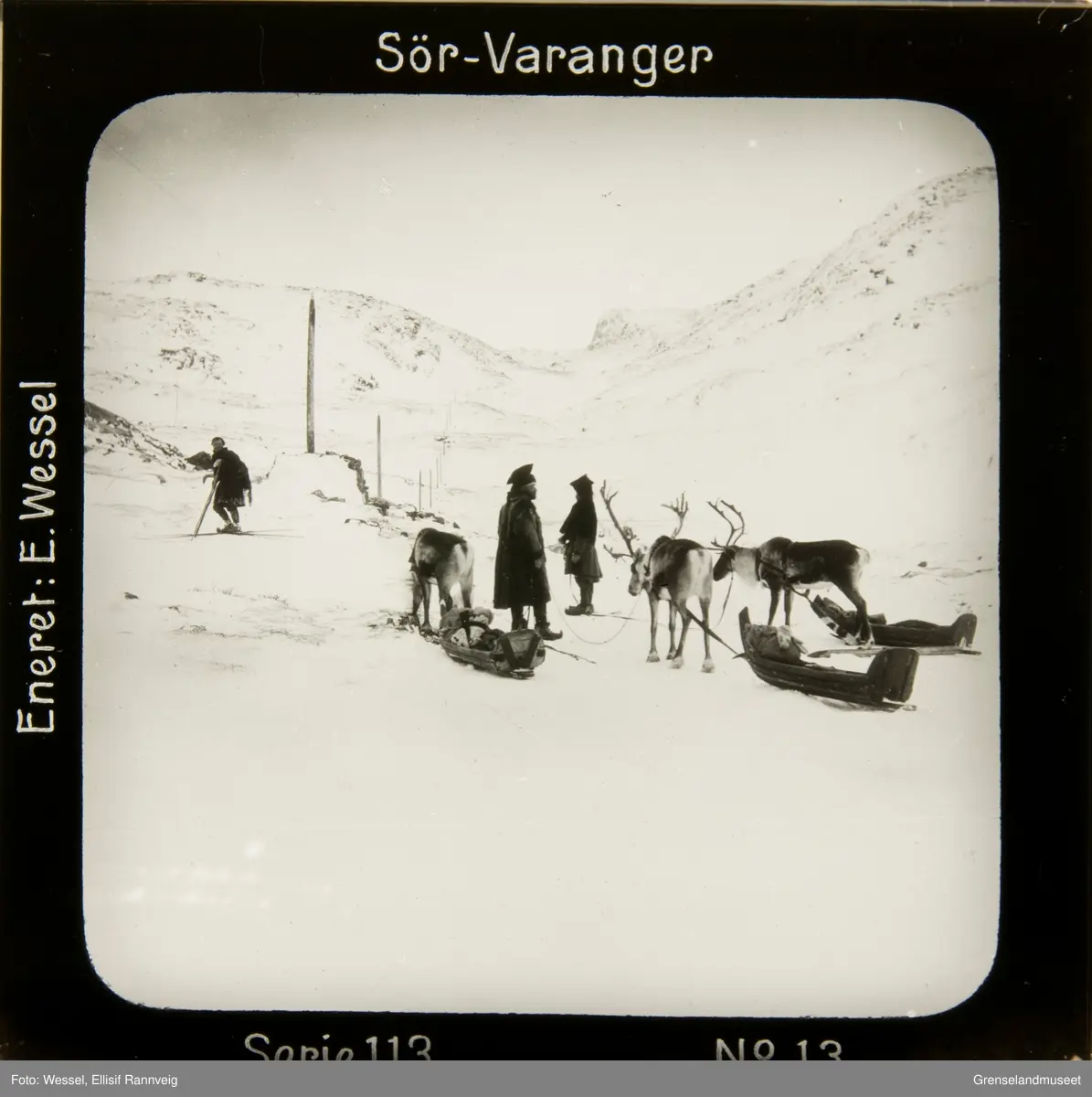 Doktorskyss med pulk og rein over fjellene mellom Bugøyfjord og Bugøynes. Dr. Wessel i midten.