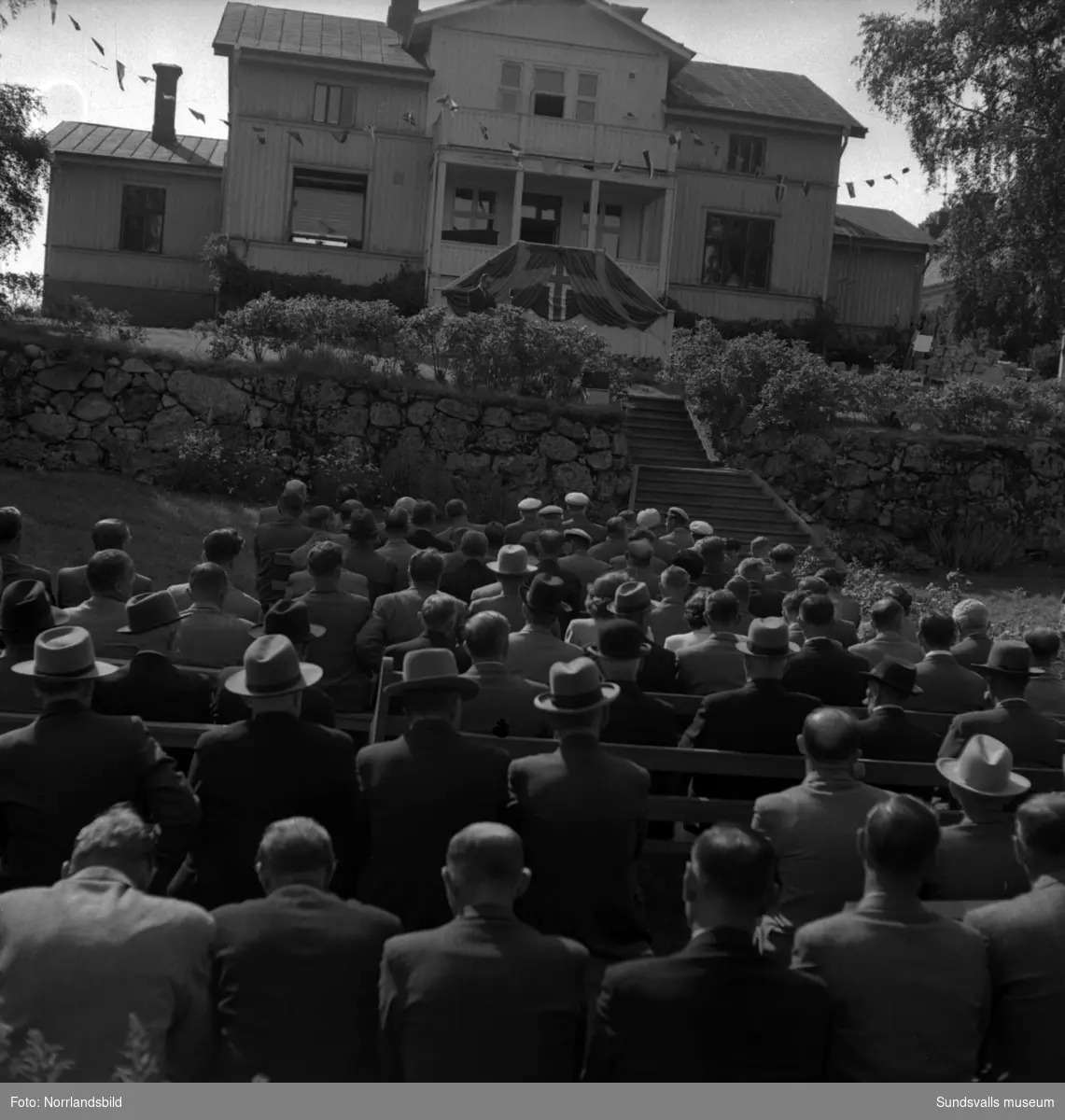 Tunadals sågverks hundraårsjubileum firas vid Tunadals herrgård. Stor publik i parken med tal av bland andra Axel Enström, förtäring, serveringspersonal och jubileumscigarrer.