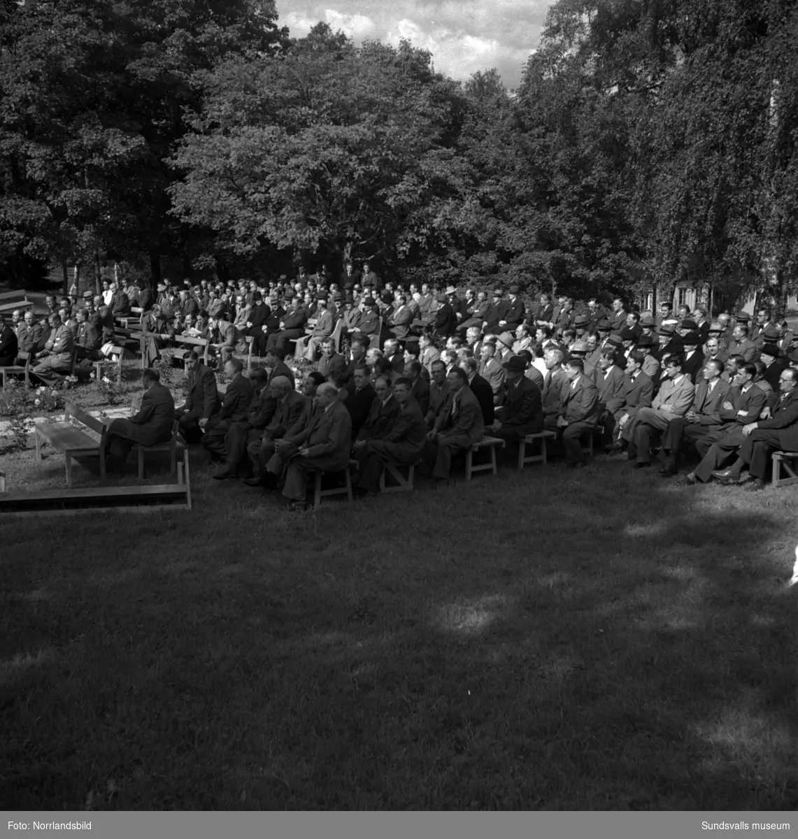 Tunadals sågverks hundraårsjubileum firas vid Tunadals herrgård. Stor publik i parken med tal av bland andra Axel Enström, förtäring, serveringspersonal och jubileumscigarrer.