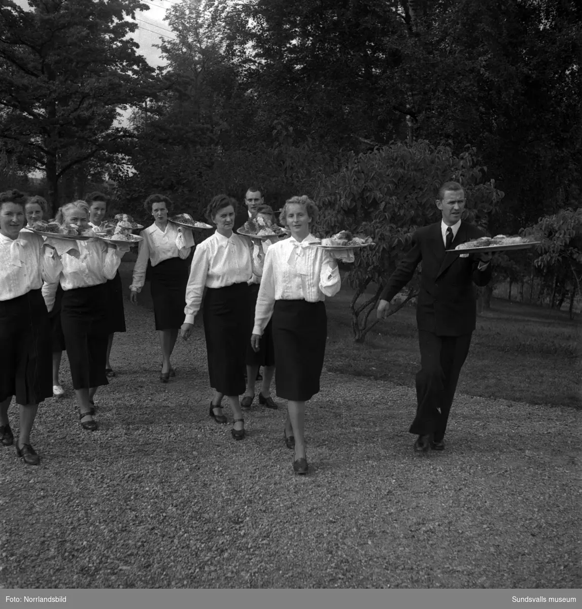 Tunadals sågverks hundraårsjubileum firas vid Tunadals herrgård. Stor publik i parken med tal av bland andra Axel Enström, förtäring, serveringspersonal och jubileumscigarrer.