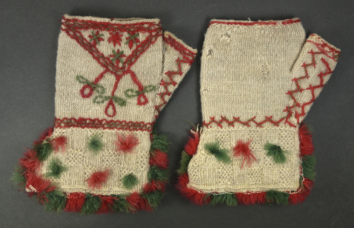 Tvåändstickade halvvantar av garn gjorda av har- och fårull. Naturgrå, med broderi i flät- och stjälksöm i rött och grönt. Kragen kantad med frans i rött och grönt.