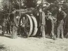 Män i arbete.
Finnvikskabeln. Transport av kabeltrumma.Ur albumet Kabelarbetet Hjälmsälra (Hjälmsättra) - Norrtälje -  Finnviken utfört under sommaren 1928.