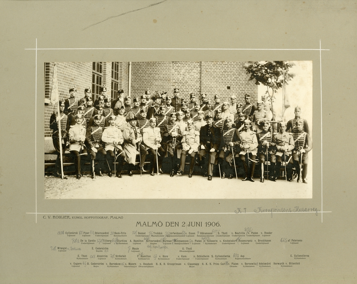 Grupporträtt av officerare med Kronprins Gusta och prins Carl hos Kronprinsens husarregemente K 7. Malmö den 2 juni 1906.
För namn, se bild nr. 2, 3 och 4.
