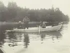 Tre män i en båt.
Finnvikskabeln. Mätning och pejling vid Hattsundet. Ur albumet Kabelarbetet Hjälmsälra (Hjälmsättra) - Norrtälje -  Finnviken utfört under sommaren 1928.