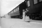 Röda korset, invalidutväxling 1915-1917. Två rödakorssystar vid ett tåg.