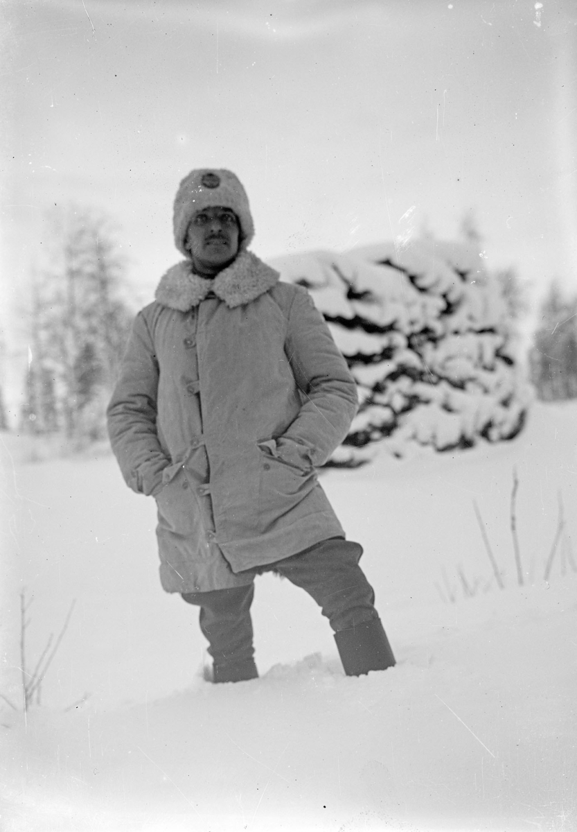 Röda korset, invalidutväxling 1915-1917. Soldater stående på en  en snötäckt öppen plats. Samma man som på bilden DTB 613.