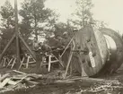 Tre män i arbete.
Hjälmsätrakabeln. Påhankning utfört av Lf Gustafssons lag. Ur albumet Kabelarbetet. Hjälmsälra - Norrtälje - Finnviken utfört under sommaren 1928.