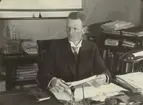 T. f. Byråchef Wold vid sitt skrivbord. Ur albumet 