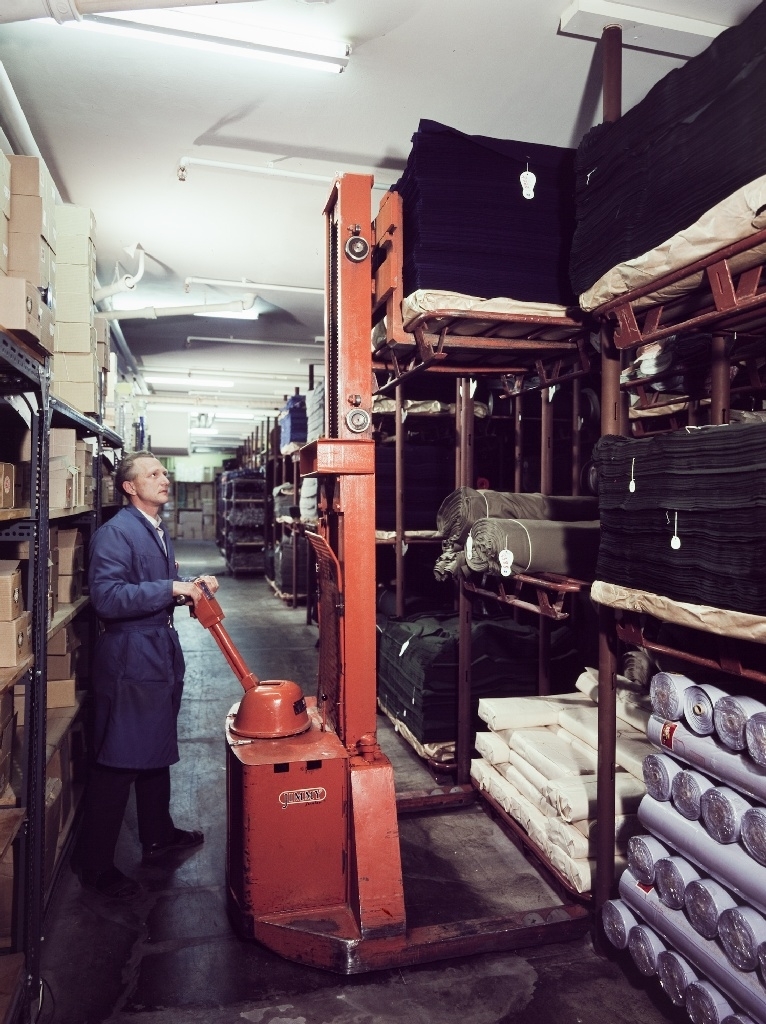 Lagersjef Ragnvald Botne lagrer en palle med stoff i råvare-lageret til konfeksjonsfabrikken til Jonas Øglænd Sandnes.