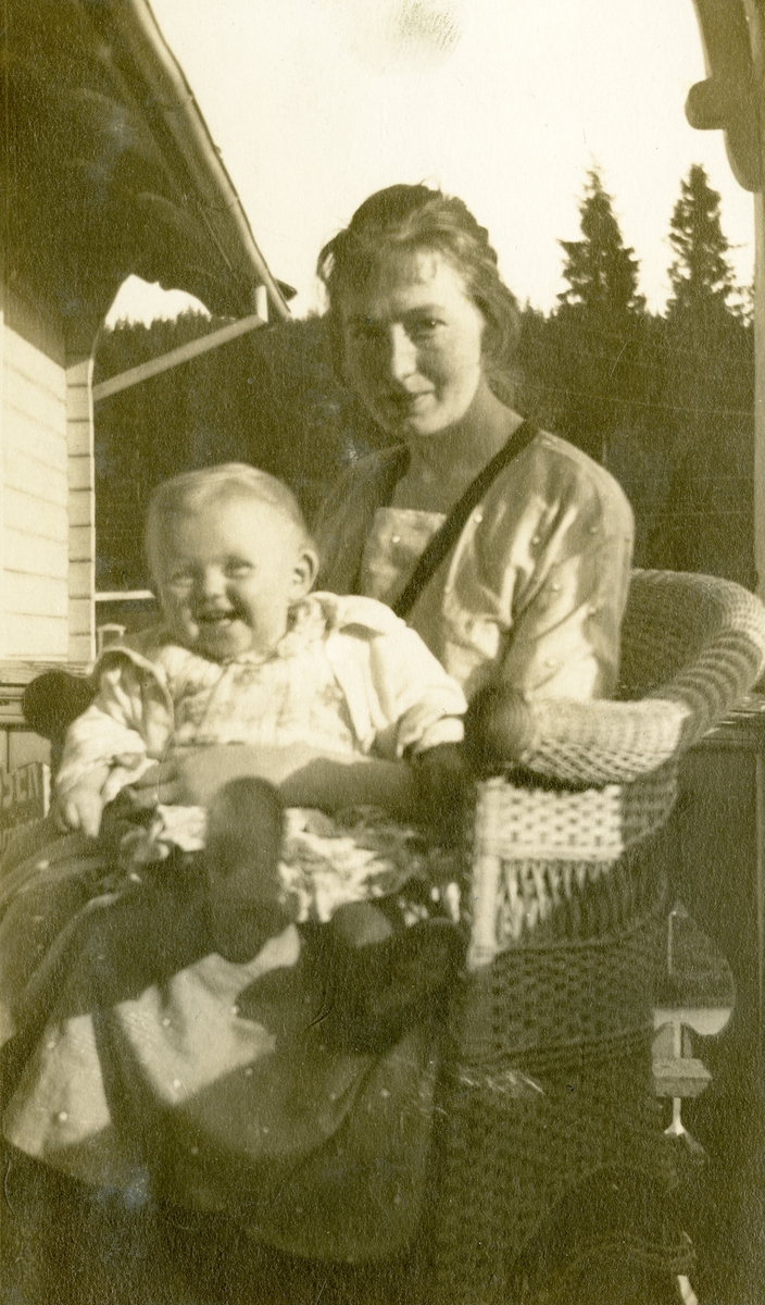 Mor og datter, ca. 1921.