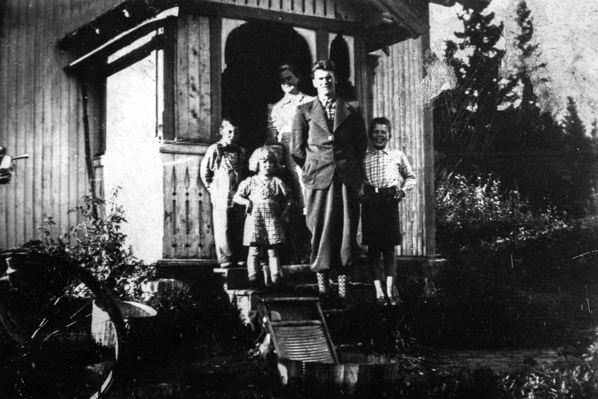 Engelien av Bersvensrud (85/2). Borghild og Sverre Engh og barna på trappa i Kongsvold omkring 1941. Fra venstre: Bjørn som omkom i 1942, Solveig  og Magnar