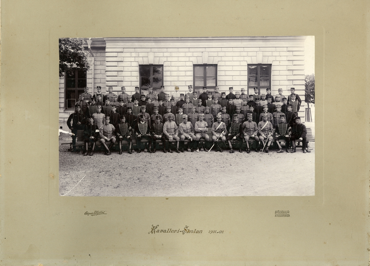 Grupporträtt av officerare och soldater vid Kavalleriskolan 1901-1902.