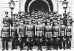 Karlsborg. Gruppfoto av garnisonens officerkår fotograferade utanför garnisonsmässen våren 1936. Namnlista finns i arkivet. Bilden en gåva från Hans Bergelin.