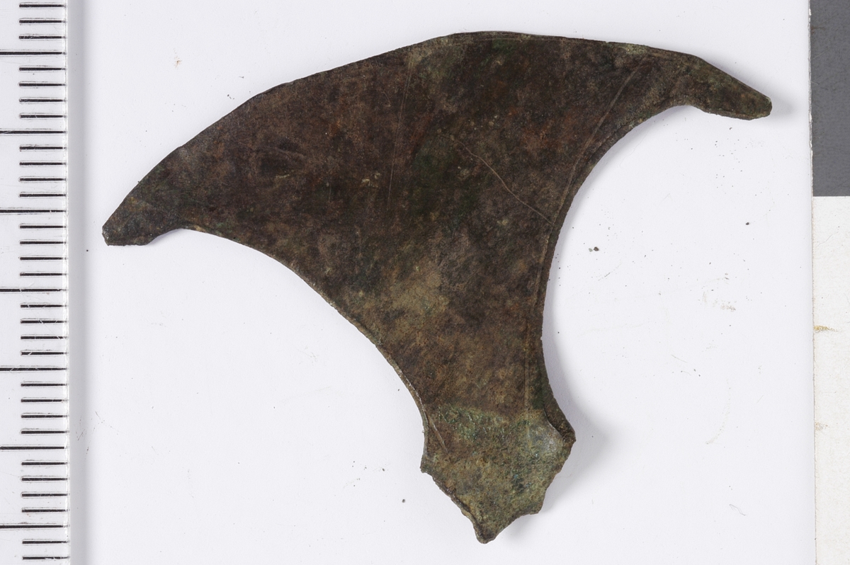 Tynn bronseplate med buede sider. Form som en bredegget øks.