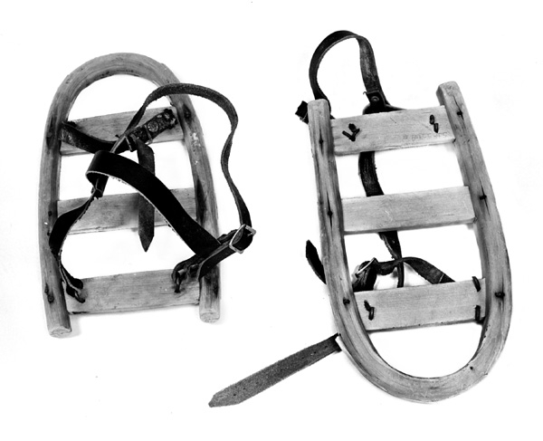 Truger, lagd med sikte på at de skulle monteres under skosålene til et menneske som skulle ut å gå på sviktende underlag, for eksempel djup laussnø. Hver trugeramme er sammensatt av fire trekomponenter: Ei U-formet bøyle, lagd av eikevirke og tre tverrspiler, lagd av bjørkematerale. De sistnevnte er tappet gjennom "armene" på den U-formete bøyla for å kunne tjene som underlag for trugebrukerens skosåler. Tappepunktene er låst ved hjelp av små, gjennomgående spikere. På oversidene av fremste og bakerste tverrtre i hver bøyle, mot ytterkantene, er det innsatt messingkramper som fungerer som forankringspunkter for 1,7 centmeter brede lærreimer som skulle gjøre det overkommelig å feste trugene til brukerens sko - tåreimer i den fremre enden (der bøylene er kraftigst bøyd) og hælreimer i den bakerste enden. Hælreimene hadde, i tillegg til ledd som skulle gå bak hælkappene, en forbindelse som skulle omslutte den øvre delen av brukerens vristledd. Både disse reimene og nålereimene hadde nålespenner som gjorde det mulig å tilpasse bindselet til ulike fot- og skostørrelser.


Dette trugeparet er registrert inn i Norsk Skogbruksmusums aksesjonsprotokoll med følgende tekst:

«Truger for mann, 1 par. Tre, lær, metall.  A: l: 31,6 cm, b: 18 cm, B: l: 32,6 cm, b: 17,8 cm.  G: Ivar Bjørn Ommundsen, Nesgrenda.  Trugene er laget av eik (i ringen) og med bjørk i tverrtrærne.  Reimer av svart lær.  Trugene er laget av Thorbjørn Ommundsen (5/11 1890 - 1962), skogfogd på Nes Verk.  De ble brukt under blinking på snøen om våren.  Gave fra Ivar Bjørn Ommundsen (f. 2/5 1920). Innk. sept. 1978.  Reg. 2/10 1978 ÅE.»