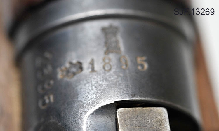 Krag-Jørgensen rifle med kaliber 6, 5 x 55. Geværet har pistolgrep. Magasinkapasitet på 5 patroner. Kolben er brunbeiset / oljet. Kolbekappe av stål. På munningen er det festet ei messinghette, en snø- og vannbeskytter. Geværet er utstyrt med høydejusterbart skur og sidejusterbart korn. 
Det er bærereim påmontert geværet. 