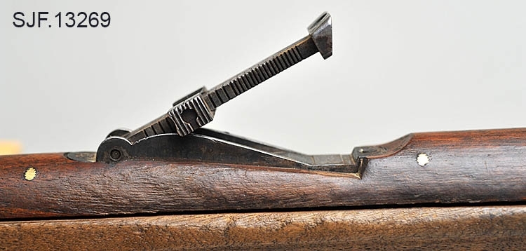 Krag-Jørgensen rifle med kaliber 6, 5 x 55. Geværet har pistolgrep. Magasinkapasitet på 5 patroner. Kolben er brunbeiset / oljet. Kolbekappe av stål. På munningen er det festet ei messinghette, en snø- og vannbeskytter. Geværet er utstyrt med høydejusterbart skur og sidejusterbart korn. 
Det er bærereim påmontert geværet. 