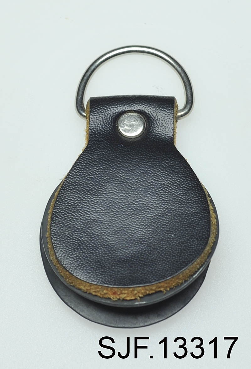 En leather straightener er et redskap for å rette ut fortommen når de er krøllete. En fortom er en avsmalende scene som forbinder fluesnøret med flua. 

Fortommen dras gjennom leather strightener samtidig som man klemmer. Friksjonen/varmen gjør at fortommen blir rett. 

Gjenstanden er kjøpt fra Streamside Service, Sandefjord.