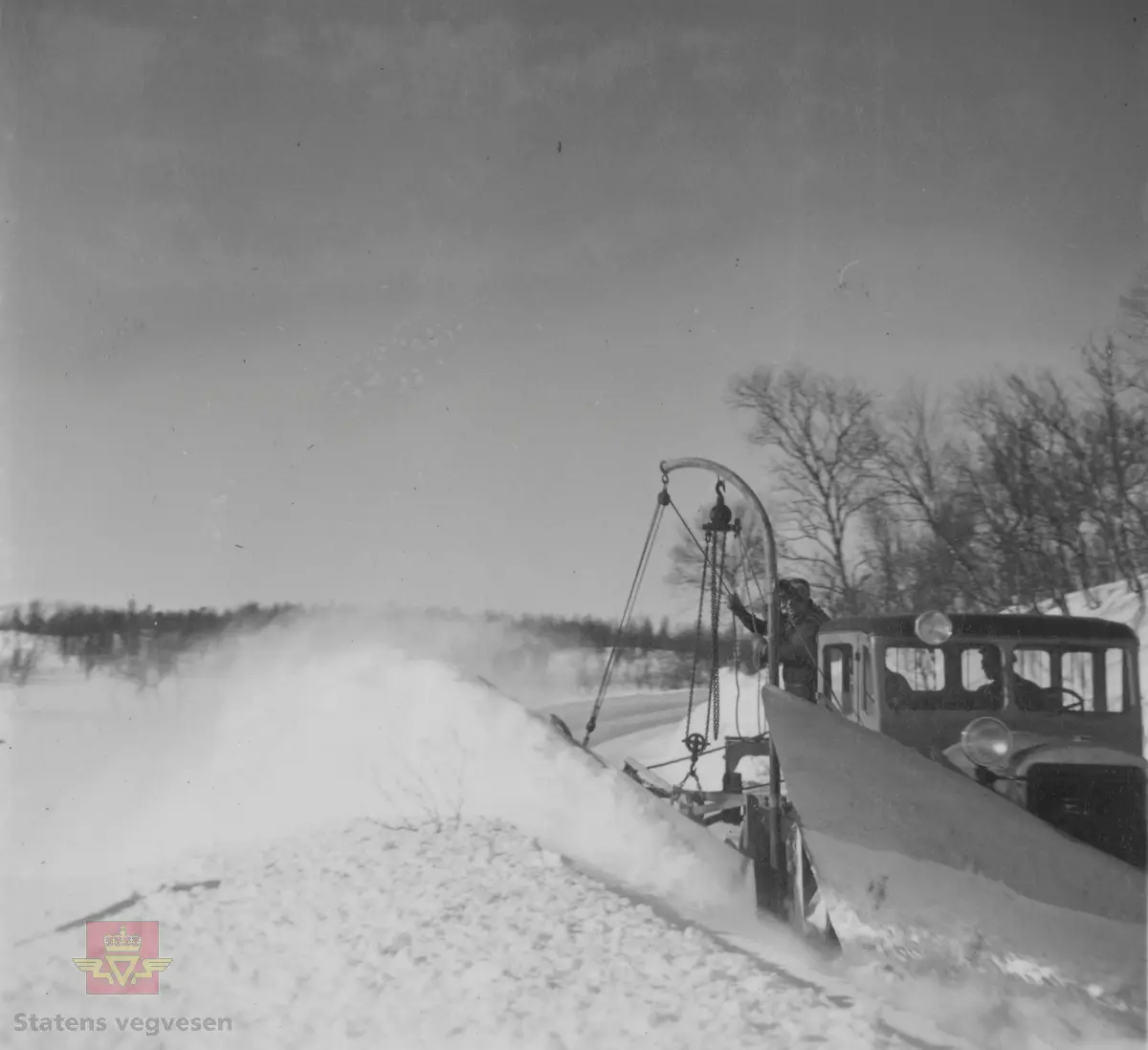 Snøbrøyting med FWD lastebil modell SSU, med spissplog og sideplog vinteren 1937. Mannen på planet betjener plogen ut og inn, og i høyden. Klikk på pilen til høyre for å se flere bilder. Bilde nr. 2 viser FWD brøytebil i arbeid med sideplog. Bilde nr. 3 viser FWD brøytebil. Bilde nr. 4 har påskrevet tekst på bildet :" I Troms Fylkes Veivesen".  Disse 4 bildene er fra Colbjørnsen & Co A/S sitt album. Men det kan tenkes at brøytebildene som vises her er fra Narvik, da strekningen Narvik - Tromsø ved Takvand er merket i albumet til tidligere vegdirektør Andreas Baalsrud "Mindealbum fra Troms". Et album han fikk fra deltagerne i Vei og Jernbanekommiteens reise i 1937, og som blant annet viser samme brøytebilder. Bilde nr. 5 og nr. 6 er fra vegdirektør Baalsruds Minnealbum fra Troms 1937. 

Ref. til artikkel i "Vegvesenets redskaper og maskiner 1941," av overingeniør Johs. Eggen, side 131. Merk "Fig. 212. Forplog og kantplog. Vegvesenet i Troms fylke. Kantplogen henger i en david." Jf. side 137. Se vedlegg i Nedlastinger for mer informasjon om ploger.