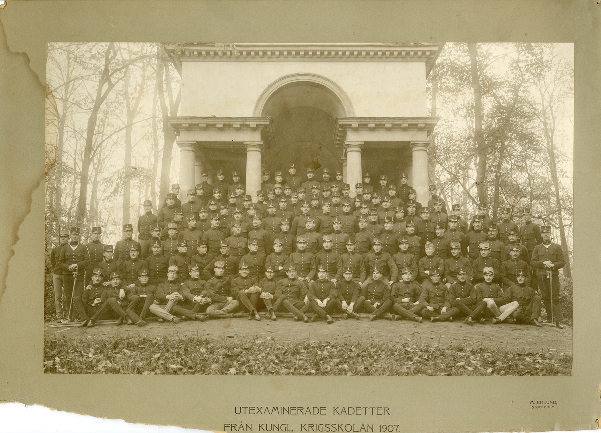 Grupporträtt av utexaminerade kadetter från krigsskolan 1907.