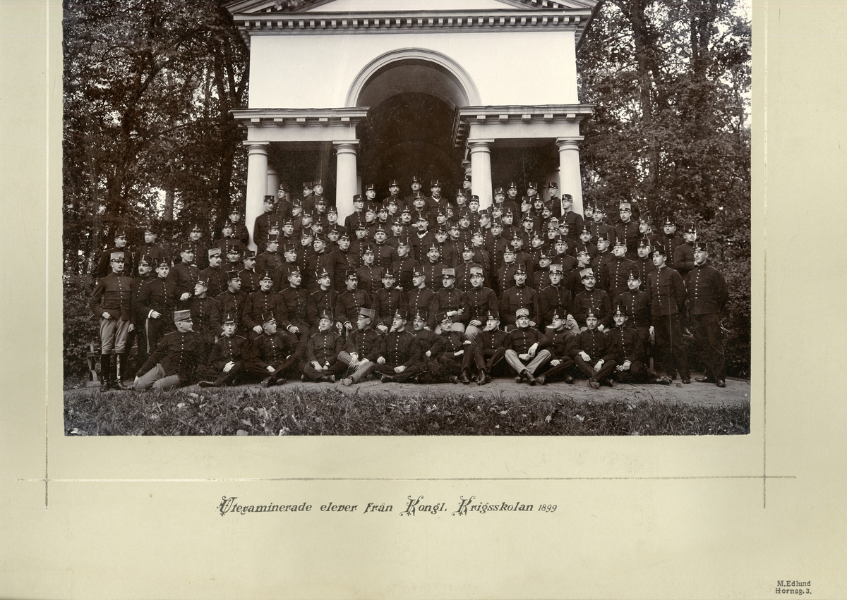 Grupporträtt av utexaminerade elever från krigsskolan 1899.