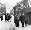 Stadskvarteret på Skansen. Huset från Bondegatan 50.  Bageriet. Publik. Vinter.