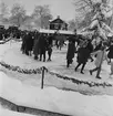 Julmarknad på Skansen. Dans kring julgran på Bollnästorget. Snö. Grangirlang. Dans.